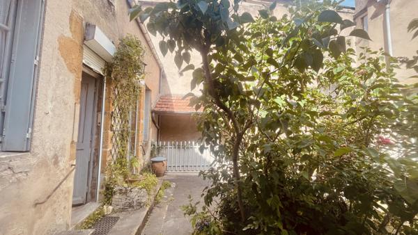 Vézelay (89450) Ensemble immobilier au coeur de Vézelay relié par une cour intérieure au prix de 290 000 € F.A.I.