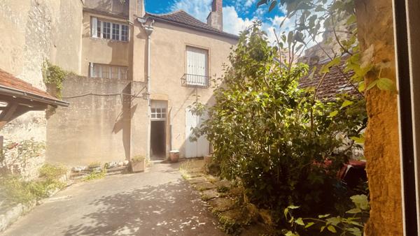 Vézelay (89450) Ensemble immobilier au coeur de Vézelay relié par une cour intérieure au prix de 290 000 € F.A.I.
