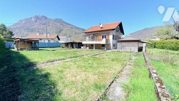 Maison familiale sur trois niveaux et dépendances