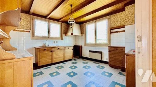 Maison familiale sur trois niveaux et dépendances