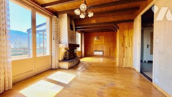 Maison familiale sur trois niveaux et dépendances