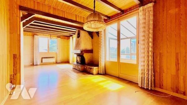 Maison familiale sur trois niveaux et dépendances