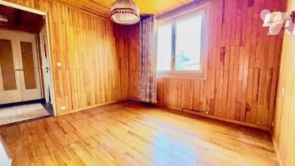 Maison familiale sur trois niveaux et dépendances