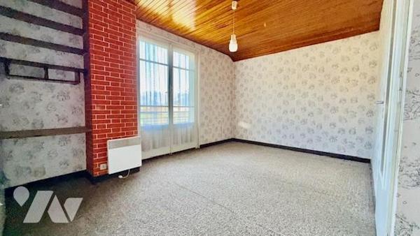 Maison familiale sur trois niveaux et dépendances