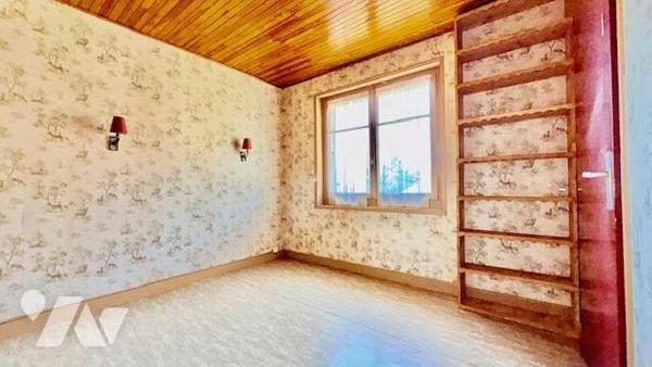 Maison familiale sur trois niveaux et dépendances