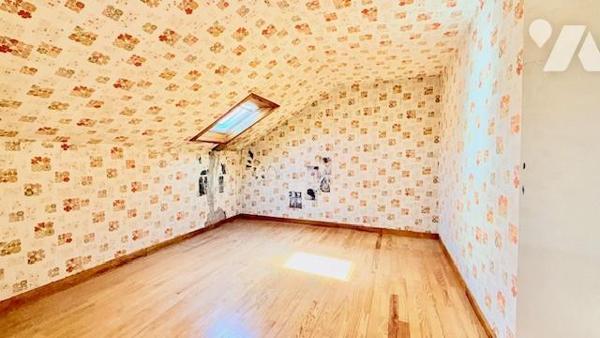 Maison familiale sur trois niveaux et dépendances