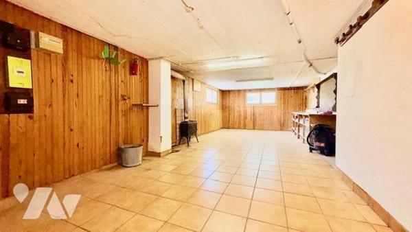 Maison familiale sur trois niveaux et dépendances