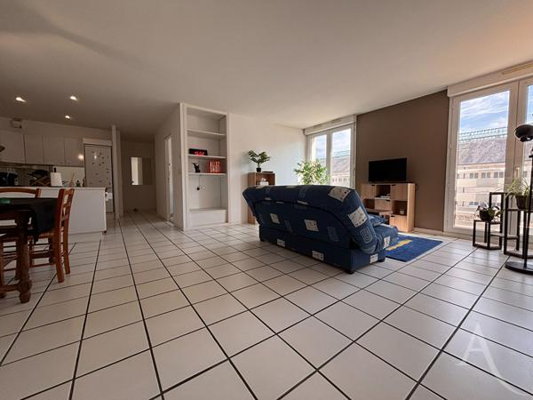 Appartement 3 pièces avec deux garages et cave !