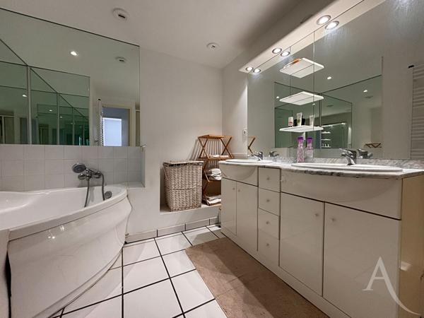 Appartement 3 pièces avec deux garages et cave !