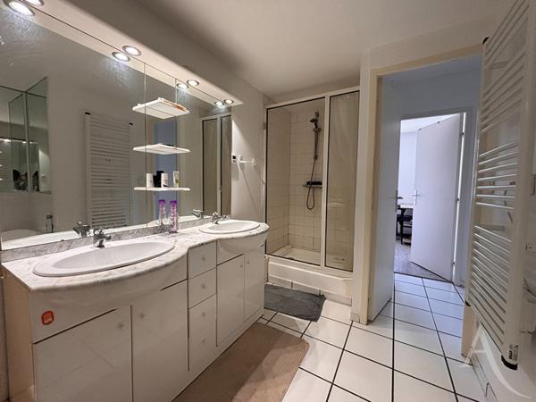 Appartement 3 pièces avec deux garages et cave !