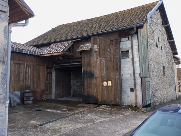 Saint-Jean-de-Chevelu (73170) GRANGE DE 100 M² SOL AVEC GARAGE ET COUR DE 30 M²