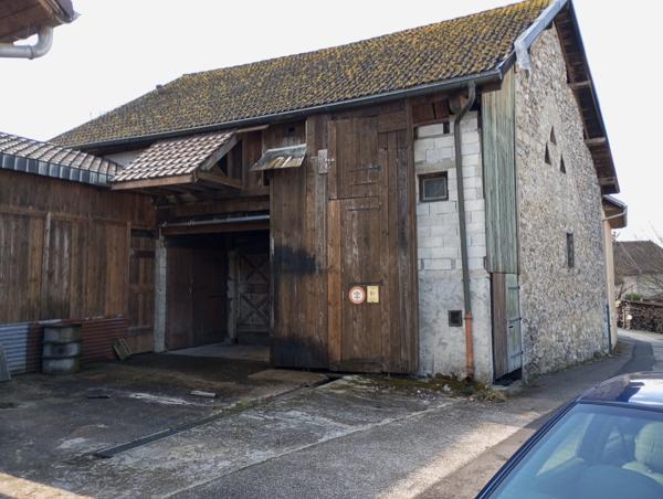 Saint-Jean-de-Chevelu (73170) GRANGE DE 100 M² SOL AVEC GARAGE ET COUR DE 30 M²