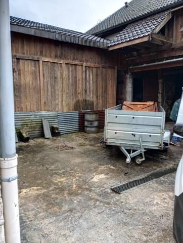 Saint-Jean-de-Chevelu (73170) GRANGE DE 100 M² SOL AVEC GARAGE ET COUR DE 30 M²