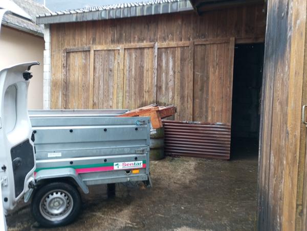 Saint-Jean-de-Chevelu (73170) GRANGE DE 100 M² SOL AVEC GARAGE ET COUR DE 30 M²