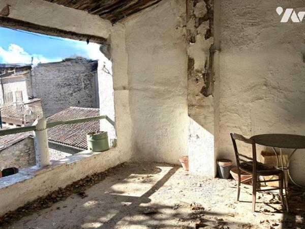 IMMEUBLE SUR 4 NIVEAUX  A RENOVER CAECES