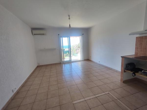 Studio vue mer avec jardin, cave et stationnement