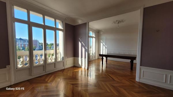Magnifique appartement T4 très lumineux de type Haussmannien en centre ville de Saint-Quentin