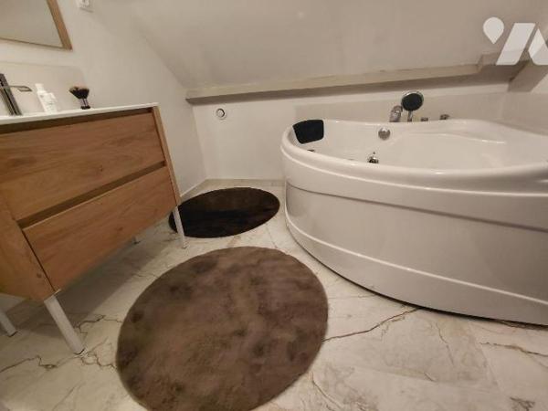 Maison 5 pièces rénovée avec jardin - Pontivy (56300)

Située dans un quartier calme et reche...