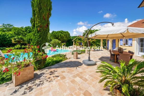 Vente                                                      Maison
                        
                     8 pièces                      220 m2                     à Fontainebleau