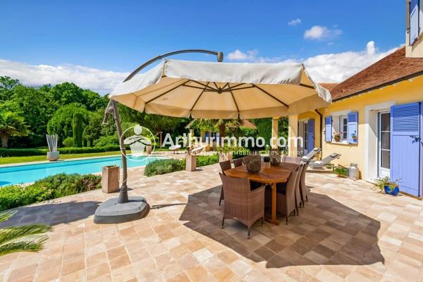 Vente                                                      Maison
                        
                     8 pièces                      220 m2                     à Fontainebleau