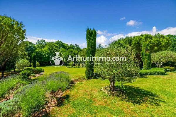 Vente                                                      Maison
                        
                     8 pièces                      220 m2                     à Fontainebleau