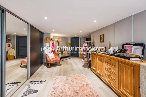 Vente                                                      Maison
                        
                     8 pièces                      220 m2                     à Fontainebleau
