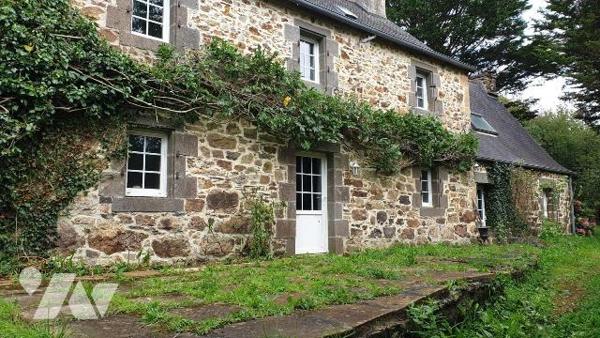Quimerch - en campagne. Du cachet pour cette longère comprenant : cuisine équipée, salon/séjour...
