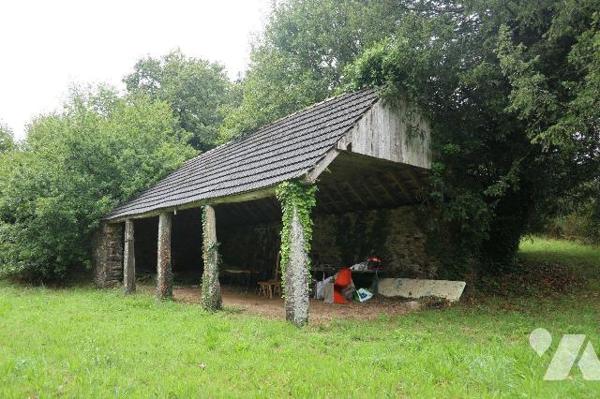 Quimerch - en campagne. Du cachet pour cette longère comprenant : cuisine équipée, salon/séjour...