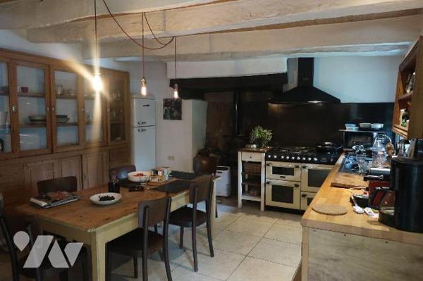 Quimerch - en campagne. Du cachet pour cette longère comprenant : cuisine équipée, salon/séjour...