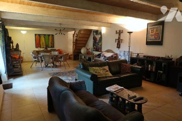 Quimerch - en campagne. Du cachet pour cette longère comprenant : cuisine équipée, salon/séjour...