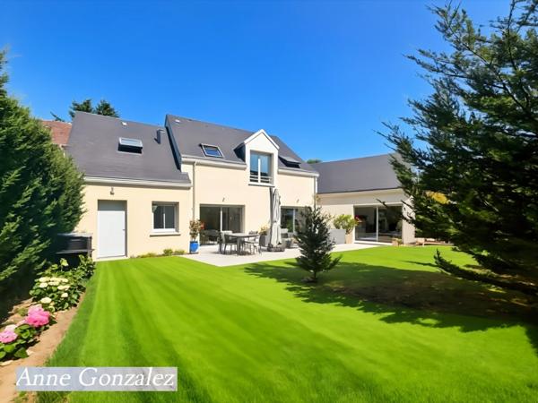 OLIVET à dix minutes d'Orleans, à vendre superbe Villa d'Architecte édifiée sur un jardin clos et arboré avec dépendance et garage attenant
