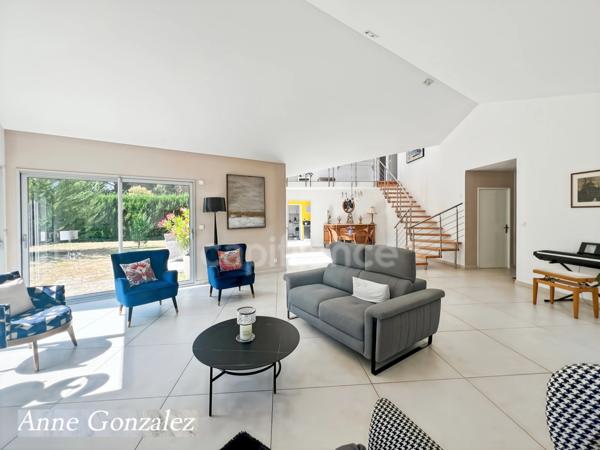 OLIVET à dix minutes d'Orleans, à vendre superbe Villa d'Architecte édifiée sur un jardin clos et arboré avec dépendance et garage attenant