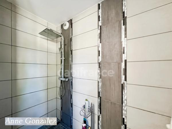 OLIVET à dix minutes d'Orleans, à vendre superbe Villa d'Architecte édifiée sur un jardin clos et arboré avec dépendance et garage attenant