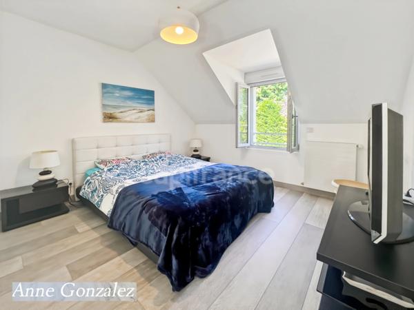 OLIVET à dix minutes d'Orleans, à vendre superbe Villa d'Architecte édifiée sur un jardin clos et arboré avec dépendance et garage attenant