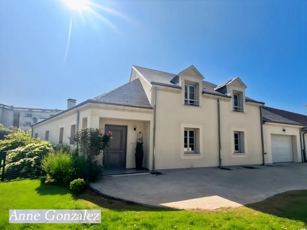 OLIVET à dix minutes d'Orleans, à vendre superbe Villa d'Architecte édifiée sur un jardin clos et arboré avec dépendance et garage attenant