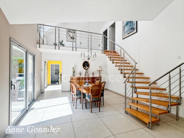 OLIVET à dix minutes d'Orleans, à vendre superbe Villa d'Architecte édifiée sur un jardin clos et arboré avec dépendance et garage attenant