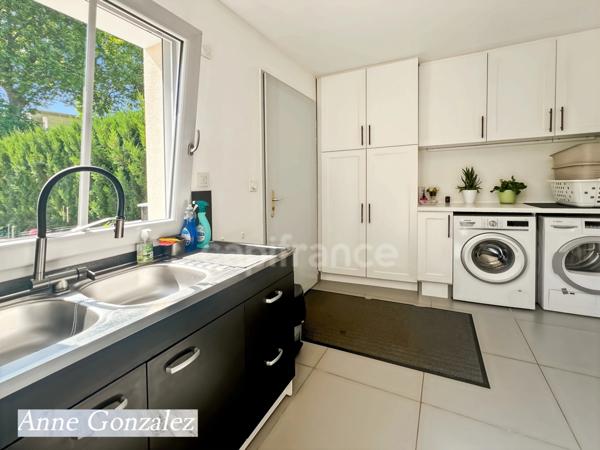 OLIVET à dix minutes d'Orleans, à vendre superbe Villa d'Architecte édifiée sur un jardin clos et arboré avec dépendance et garage attenant