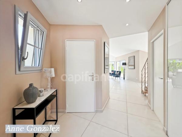 OLIVET à dix minutes d'Orleans, à vendre superbe Villa d'Architecte édifiée sur un jardin clos et arboré avec dépendance et garage attenant