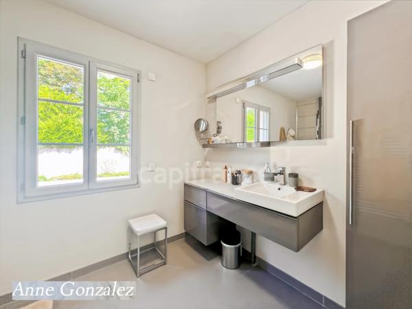 OLIVET à dix minutes d'Orleans, à vendre superbe Villa d'Architecte édifiée sur un jardin clos et arboré avec dépendance et garage attenant