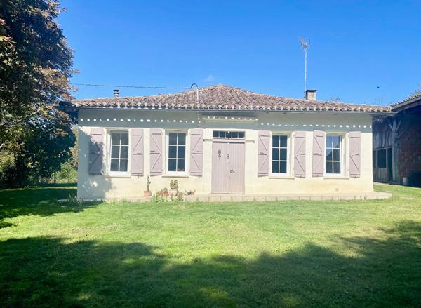 Maison 6 pièce(s) 147 m² 4 chambres + bureau, avec garages et dépendances sur terrain cloturé et paysagé de 16 000 m²