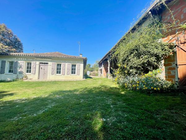 Maison 6 pièce(s) 147 m² 4 chambres + bureau, avec garages et dépendances sur terrain cloturé et paysagé de 16 000 m²