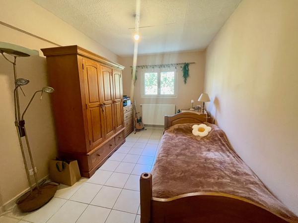 Maison 6 pièce(s) 147 m² 4 chambres + bureau, avec garages et dépendances sur terrain cloturé et paysagé de 16 000 m²