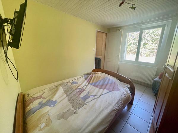 Maison 6 pièce(s) 147 m² 4 chambres + bureau, avec garages et dépendances sur terrain cloturé et paysagé de 16 000 m²