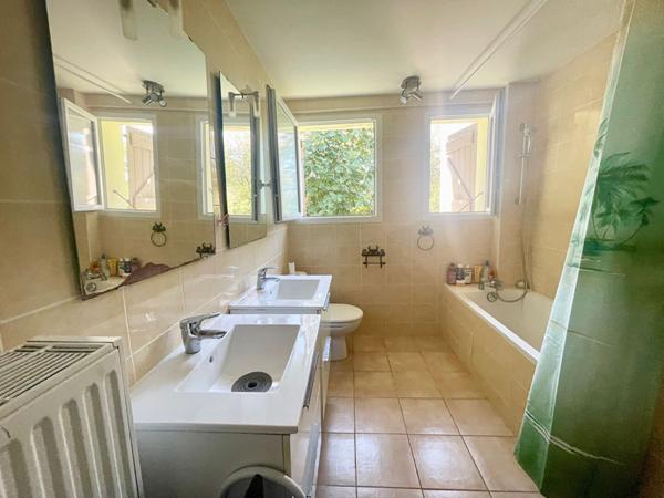 Maison 6 pièce(s) 147 m² 4 chambres + bureau, avec garages et dépendances sur terrain cloturé et paysagé de 16 000 m²