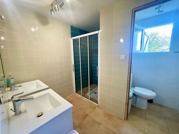 Maison 6 pièce(s) 147 m² 4 chambres + bureau, avec garages et dépendances sur terrain cloturé et paysagé de 16 000 m²