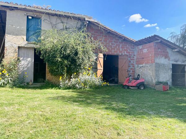 Maison 6 pièce(s) 147 m² 4 chambres + bureau, avec garages et dépendances sur terrain cloturé et paysagé de 16 000 m²