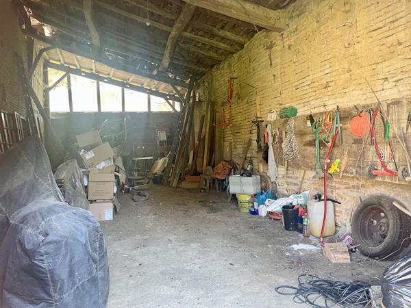 Maison 6 pièce(s) 147 m² 4 chambres + bureau, avec garages et dépendances sur terrain cloturé et paysagé de 16 000 m²