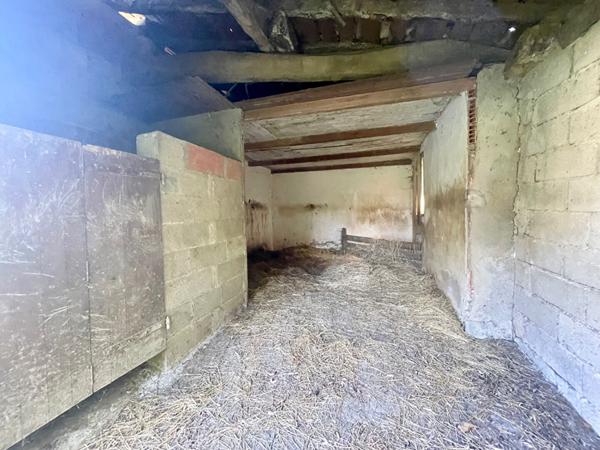 Maison 6 pièce(s) 147 m² 4 chambres + bureau, avec garages et dépendances sur terrain cloturé et paysagé de 16 000 m²