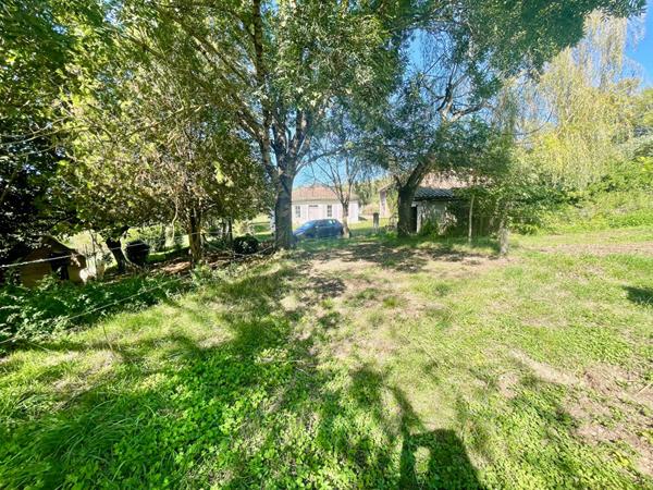 Maison 6 pièce(s) 147 m² 4 chambres + bureau, avec garages et dépendances sur terrain cloturé et paysagé de 16 000 m²