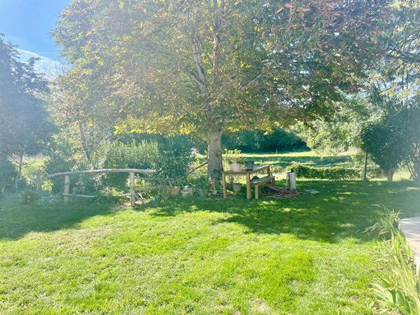 Maison 6 pièce(s) 147 m² 4 chambres + bureau, avec garages et dépendances sur terrain cloturé et paysagé de 16 000 m²